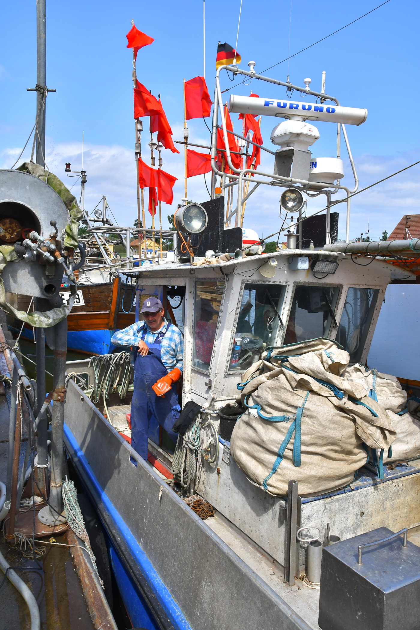 Fischkutter mit Flaggen im Hafen von Freest Fischkutter mit Flaggen im Hafen von Freest