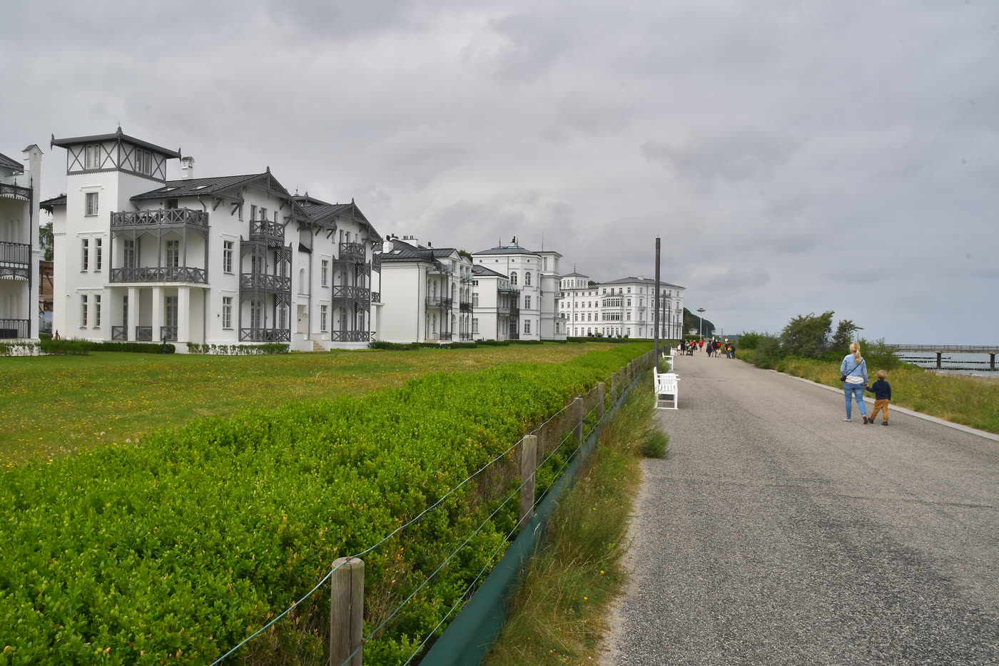 Weiße Villenzeile der Bäderarchitektur in Heiligendamm Weiße Villenzeile der Bäderarchitektur in Heiligendamm