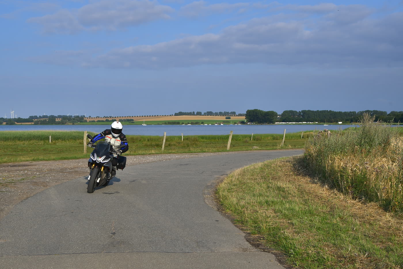 Motorrad auf der Uferstraße am Salzhaff Motorrad auf der Uferstraße am Salzhaff