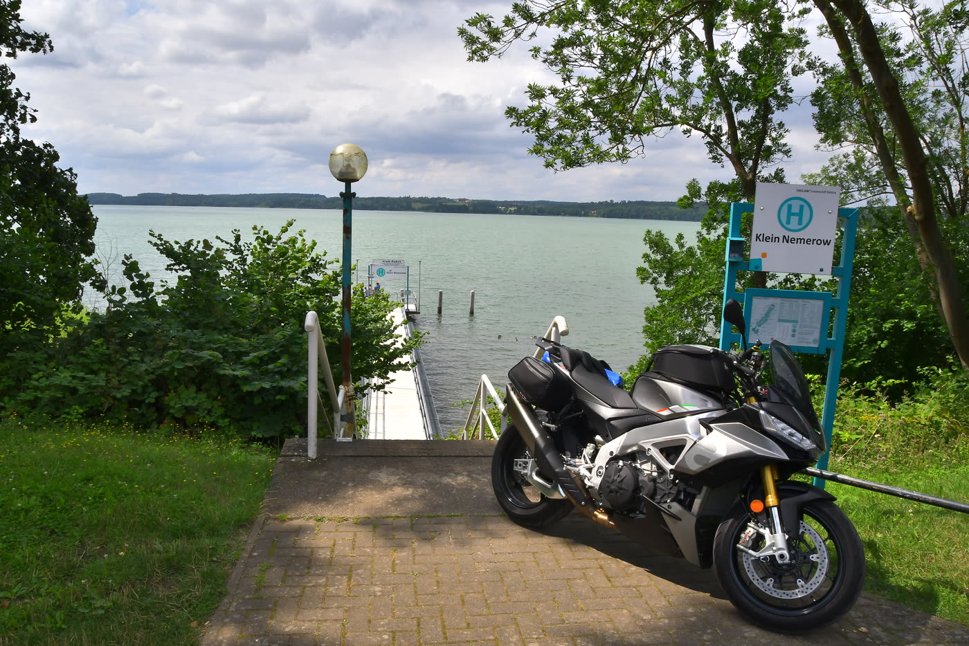 Motorrad am bewaldeten Ufer des Tollensesees Motorrad am bewaldeten Ufer des Tollensesees