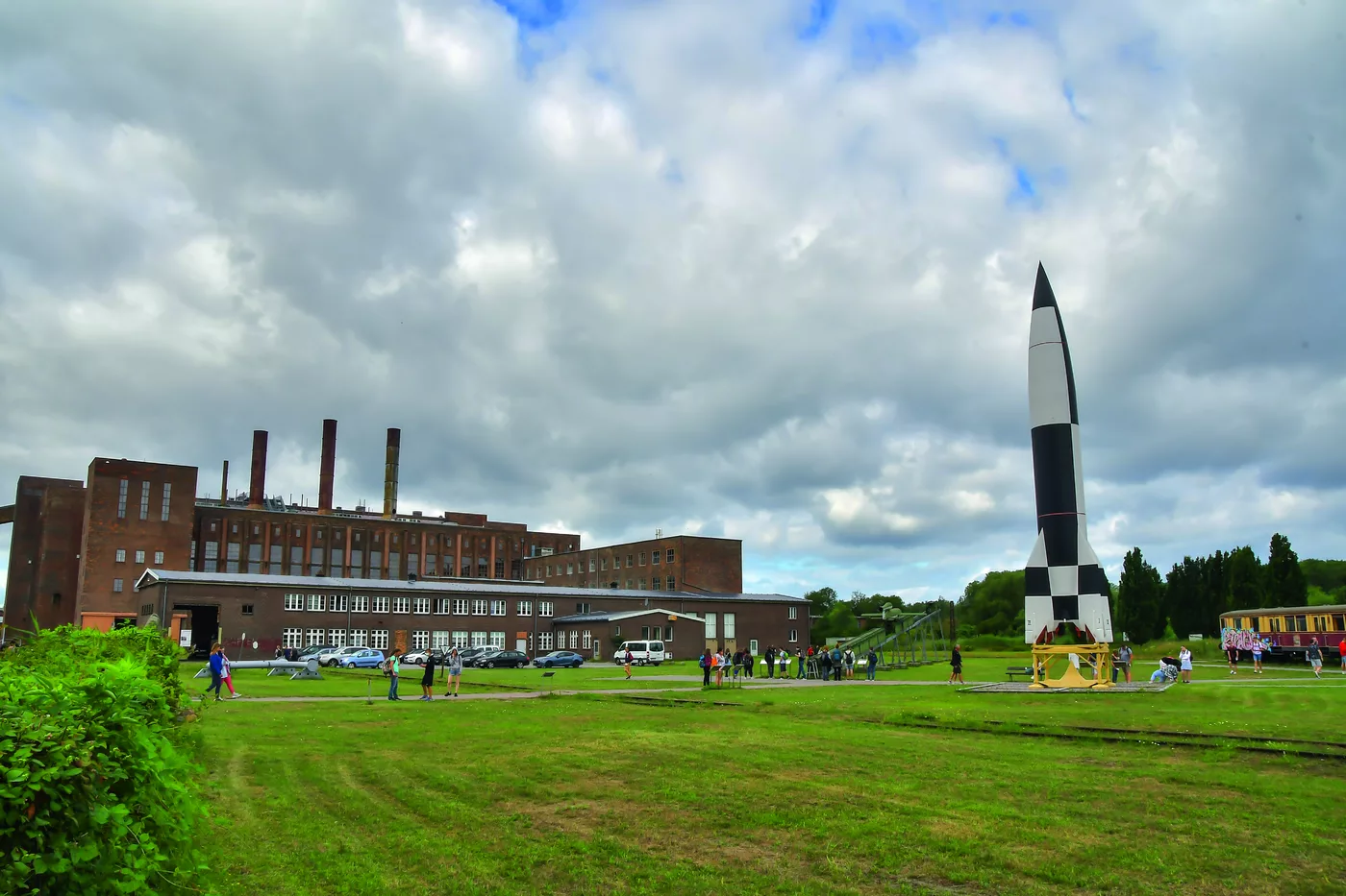 Historisch-Technisches Museum Peenemünde mit Rakete vor dem Kraftwerk