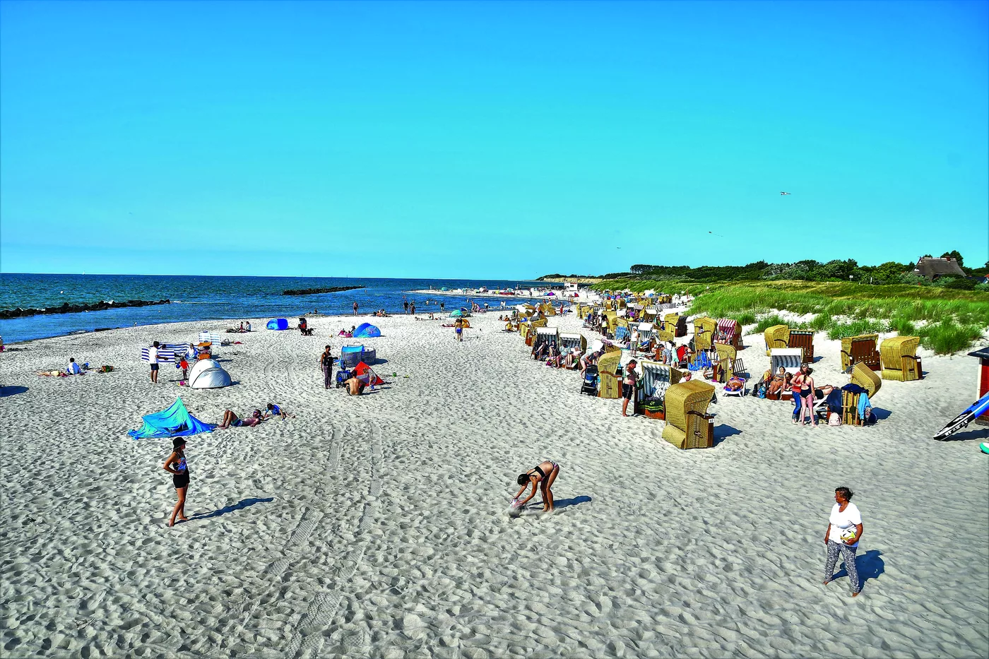 Strand mit Strandkörben bei Wustrow